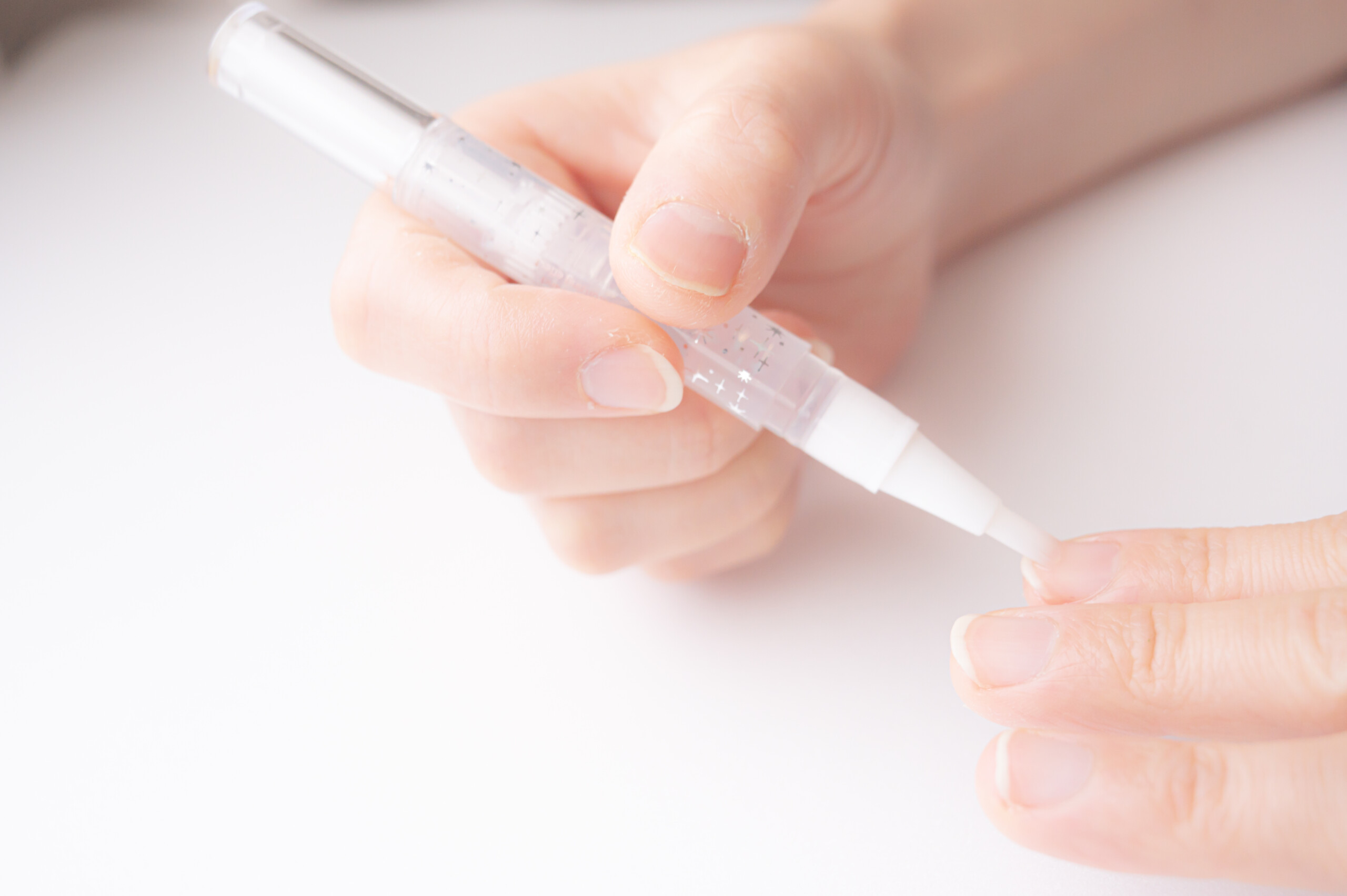 爪の断面図。表面に強化剤の保護膜があり、内部の層にネイルオイルが浸透して潤している様子。