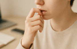 ストレスを感じて爪を噛む人の様子の画像