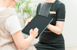 カウンセリングで聞くべき質問がまとめられたチェックリストと、メモを取る手元①