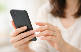 スマートフォンでSNSの深爪改善投稿を見ている様子と、健康的な爪の写真