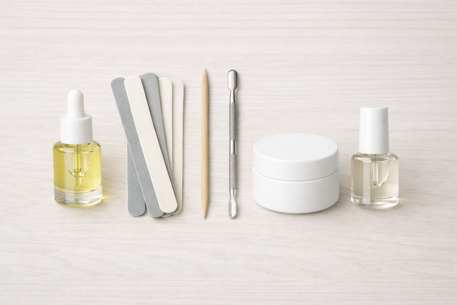 深爪改善に必要なアイテム一式（ネイルオイル、エメリーボード、甘皮処理用具、保湿クリーム）を整理して並べた写真